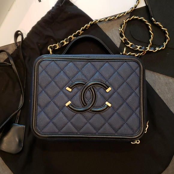 CHANEL Handbags - ❗SOLD❗Chanel Two-tone Medium Filigree Vanity Case